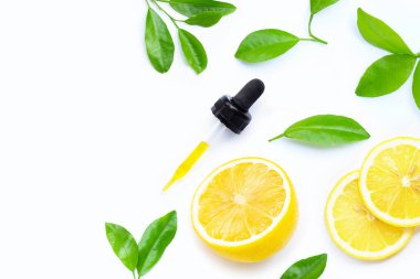 Taze limonlu ve beyaz arka planda yapraklı temel yağ. Boşluğu kopyala