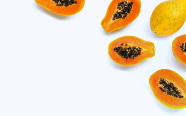 Beyaz arka planda Papaya meyvesi. Üst görünüm