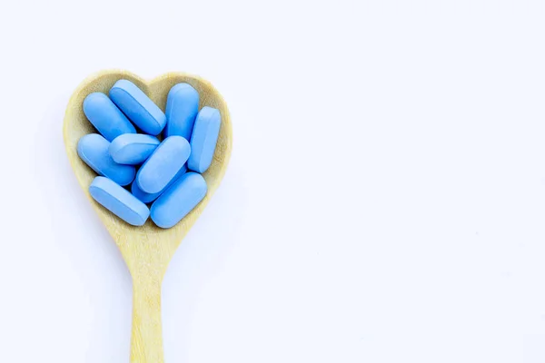 Lékařsky Modré Pilulky Srdcem Tvaru Dřevěné Lžíce Bílém Pozadí Kopírovat — Stock fotografie
