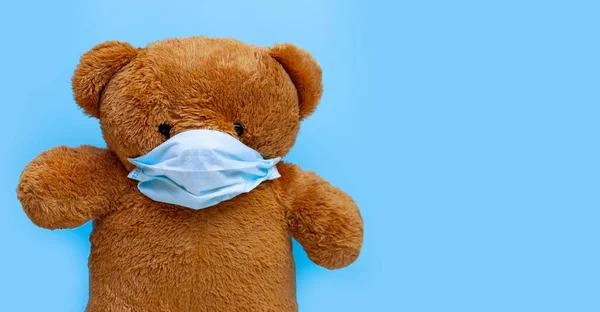 Teddy Beer Met Masker Blauwe Achtergrond Kopieerruimte — Stockfoto