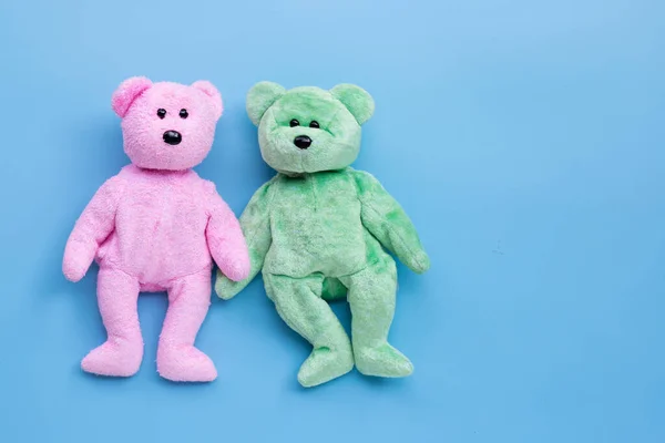 Bärenspielzeug Paar Auf Blauem Hintergrund Kopierraum — Stockfoto
