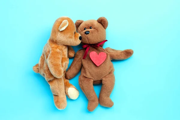 Barna Medve Játékok Csók Piros Szívvel Kék Háttérben Valentin Nap — Stock Fotó