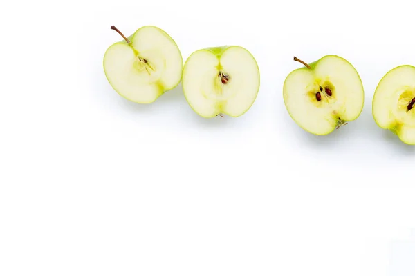 白い背景に緑のリンゴ スペースのコピー — ストック写真