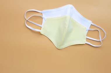 Krem rengi arka planda kumaş maskeler. Boşluğu kopyala
