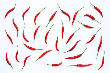 Beyaz arka planda acı kırmızı biber. Üst görünüm