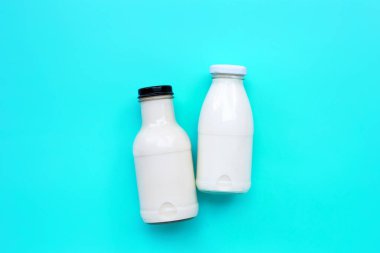 Süt şişesi mavi yeşil arka planda. Boşluğu kopyala