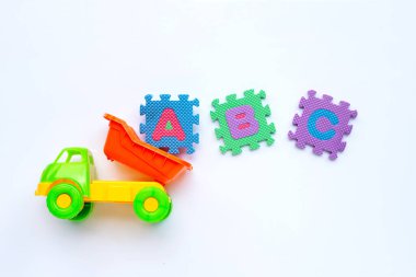 Beyaz arka planda İngiliz alfabesi bulmacası olan renkli çocuklar. Eğitim kavramı, alanı kopyala