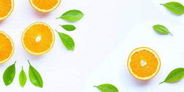 Yüksek C vitamini, sulu ve tatlı. Beyaz arka planda taze portakal meyvesi.