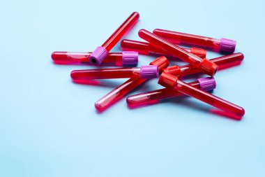 Mavi arka planda test tüplerindeki kan. Boşluğu kopyala