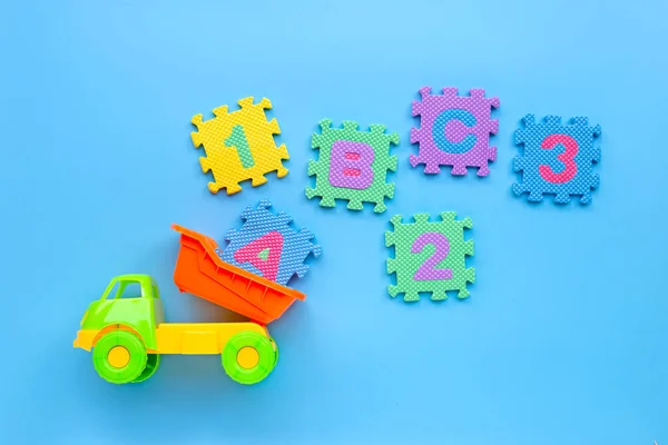 Brinquedo Colorido Com Alfabeto Inglês Numerais Fundo Azul Conceito Educação — Fotografia de Stock