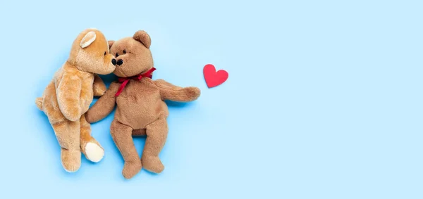Urso Brinquedo Casal Com Coração Fundo Azul Espaço Cópia — Fotografia de Stock