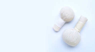 Tayland masajı ve mavi arka planda kaplıca tedavisi için bitkisel kompres topları. Boşluğu kopyala