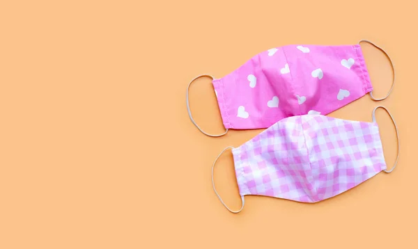 Handgefertigte Rosa Stoffmasken Auf Cremefarbenem Hintergrund Kopierschutz — Stockfoto