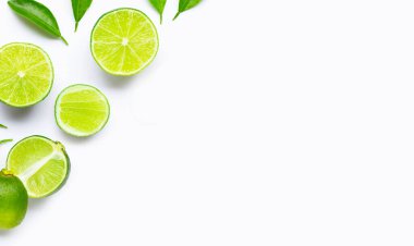 Beyaz arkaplanda yapraklı limonlar.