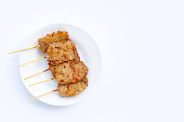 Beyaz arka planda ızgara domuz eti. Üst görünüm