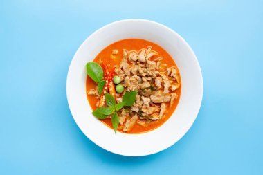 Panaeng Curry, mavi arka planda beyaz kasede domuz eti. Boşluğu kopyala