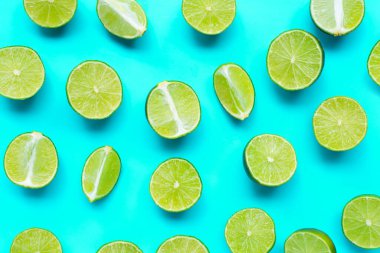 Mavi arka planda taze limonlar. en üstteki görünüm