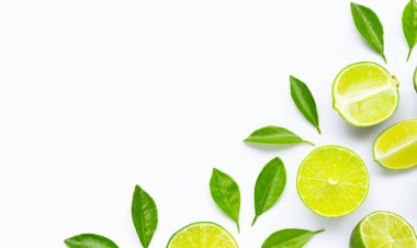 Beyaz arkaplanda yapraklı limonlar.