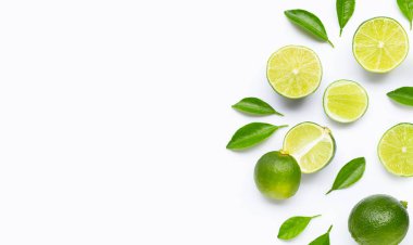 Beyaz arkaplanda yapraklı limonlar.