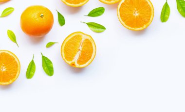 Yüksek C vitamini, sulu ve tatlı. Beyaz arka planda yeşil yapraklı taze portakal meyvesi