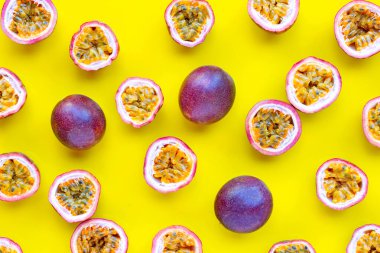 Beyaz arka planda tutku meyvesi. Üst görünüm