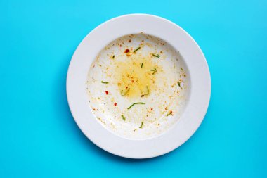 Mavi arka planda kirli tabak. Üst Görünüm, Boşluğu Kopyala