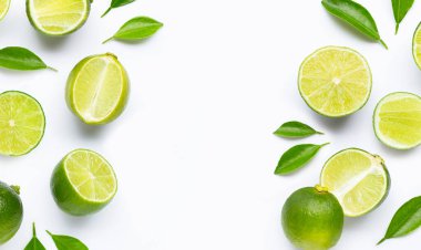 Beyaz arkaplanda yapraklı limonlar.