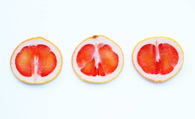 Yüksek vitamin C. Beyaz arka planda sulu greyfurt dilimleri..