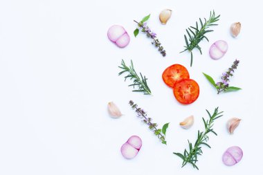 Yemek malzemeleri, çeşitli taze sebzeler ve beyaz arka planda bitkiler. Sağlıklı yeme kavramı