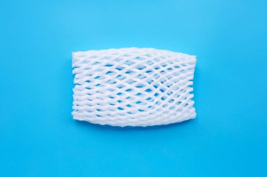 Mavi arka planda korunmak için meyve köpüğü ağı. Üst görünüm