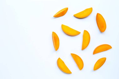Tropik meyve, beyaz arka planda mango dilimleri. Boşluğu kopyala