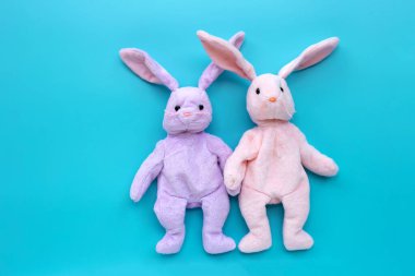 Mavi arka planda oyuncak tavşan çift. Boşluğu kopyala