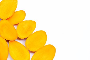 Tropik meyve, beyaz arka planda mango dilimleri. Boşluğu kopyala
