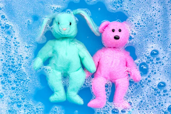 Замочіть Кролячу Ляльку Іграшковим Плюшевим Ведмедем Розчині Води Прання Концепція — стокове фото