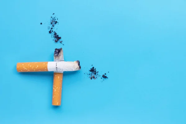 Сигаретні Сідниці Прах Синьому Фоні Копіювати Простір — стокове фото