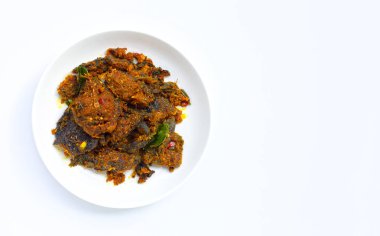 Tayland baharatlı yemekleri, beyaz arka planda kızarmış yayın balığı. Boşluğu kopyala