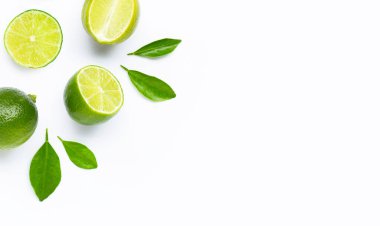 Beyaz arkaplanda yapraklı limonlar.