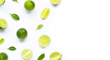 Beyaz arkaplanda yapraklı limonlar.