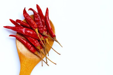 Beyaz arka planda, kırmızı kırmızı kırmızı kırmızı biber ve ahşap kaşık. Boşluğu kopyala
