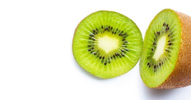 Beyaz arka planda izole edilmiş bir dilim Kivi meyvesi.