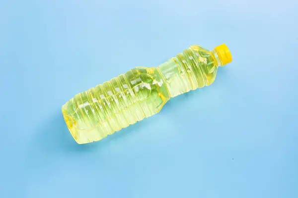 Aceite Botella Plástico Sobre Fondo Azul Copiar Espacio — Foto de Stock