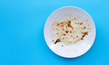 Arka planda kirli tabak. Kopyalama alanı olan üst görünüm