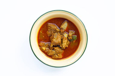 Baharatlı kızarmış domuz pirzolası ve beyaz arka planda Tayland güneyin acı biber ezmesi..