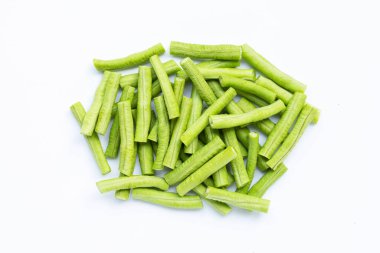 Beyaz arkaplanda uzun fasulye