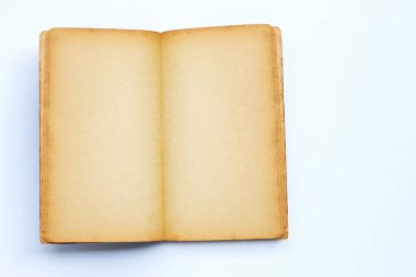 Açılmış eski kitap beyaz arka planda izole edilmiş. Boşluğu kopyala