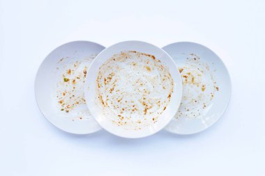 Kirli tabaklar beyaz arka planda. Üst görünüm