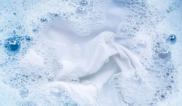 洗前把布浸透的俯视图 白色的布 — 图库照片