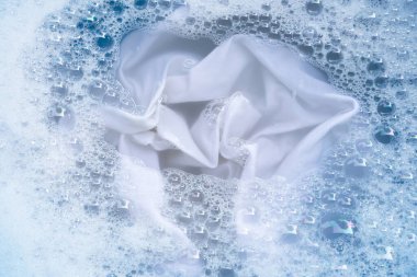 Yıkamadan önce kumaşı ıslat, beyaz bez.