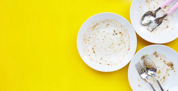 Platos Sucios Sobre Fondo Amarillo Copiar Espacio —  Fotos de Stock