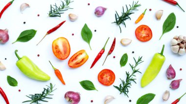 Yemek malzemeleri, çeşitli taze sebzeler ve beyaz arka planda bitkiler. Sağlıklı yeme kavramı